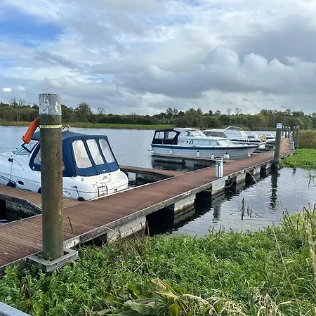 Luxury 3 Bed Overlooking River Erne Marina Belturbet