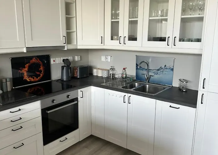 Luxury 3 Bed Overlooking River Erne Marina 度假居