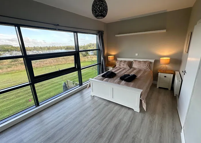 Luxury 3 Bed Overlooking River Erne Marina 度假居 贝尔特比特