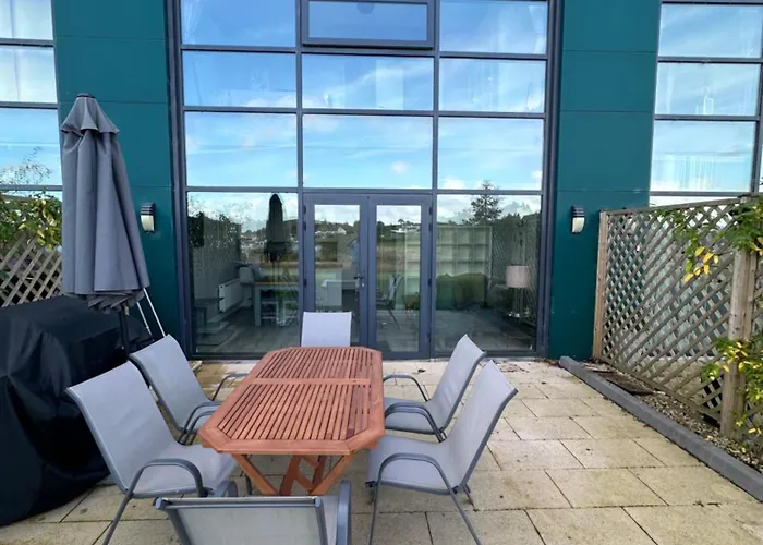 Luxury 3 Bed Overlooking River Erne Marina 度假居